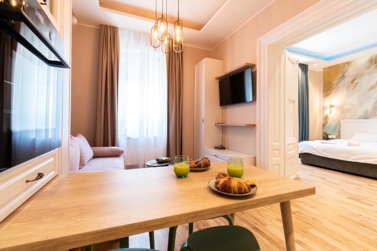 Black Gate - Quiet Studio In The Heart Of Old Town With Free Private Secured Parking Brașov Exterior foto